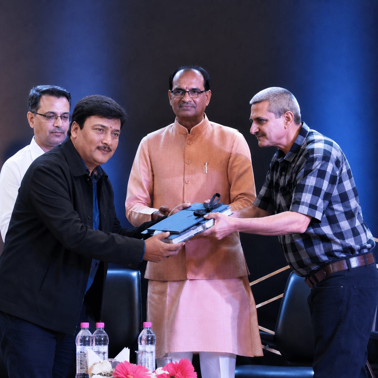 Akshay Baj receiving the Luminaries honour from the Chief Minister of Madhya Pradesh, 2016